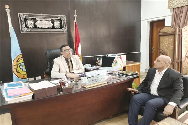 محرر اللواء الاسلامي مع أمين عميد كلية الإعلام بجامعة القاهرة