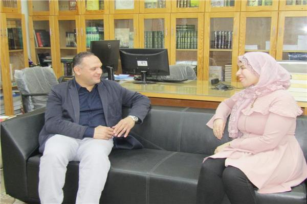 د. أحمد عبدالمولى وكيل نقابة الإنشاد الدينى مع محررة اللواء الإسلامي
