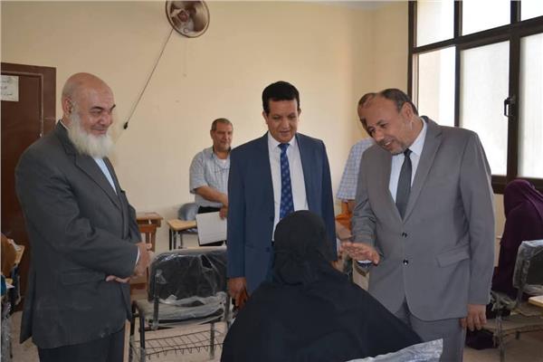د. محمدعبدالمالك يتفقد لجان الامتحانات