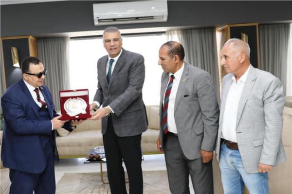 محافظ اسوان خلال استقباله قيادات الحزب 