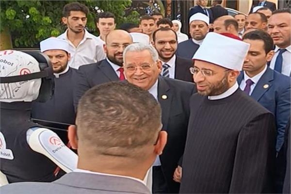 روبوت ذكي يستقبل وزير الأوقاف بمسجد الحسين