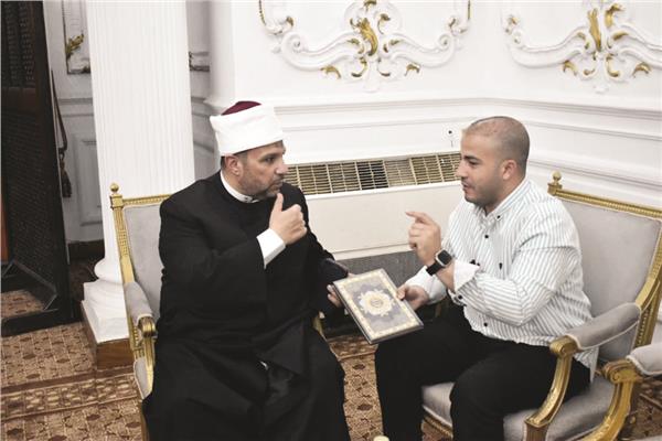 د. عبدالرحيم البيومي أثناء الحوار