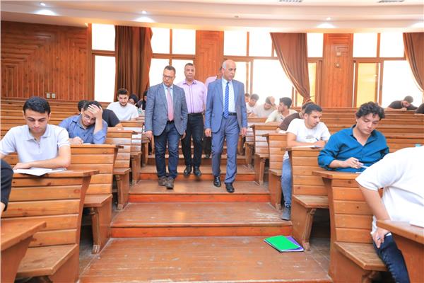 الدكتور إسماعيل القن القائم بإعمال رئيس جامعة كفر الشيخ يتفقد لجان الامتحانات