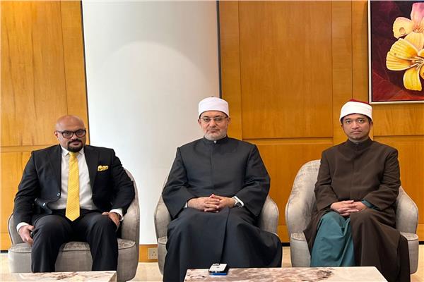 مفتي الجمهورية خلال لقائه المسئولين في ماليزيا