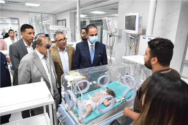  الدكتور محمد الطيب نائب وزير الصحة والسكان يتفقد مستشفى أطفال مصر