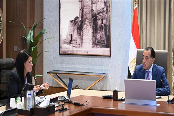"مدبولي" أثناء لقائه وزيرة التخطيط