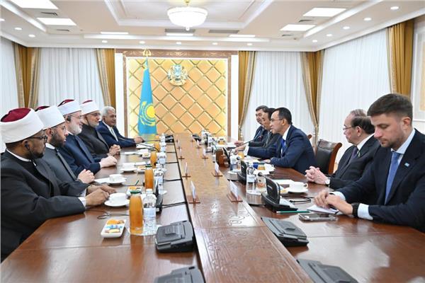وفد الأزهر والافتاء خلال لقاء رئيس مجلس الشيوخ الكازاخي