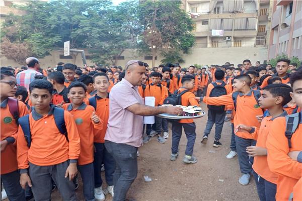مدرسة صلاح الدين الإعدادية بقليوب تستقبل طلابها بالحلويات والعرائس