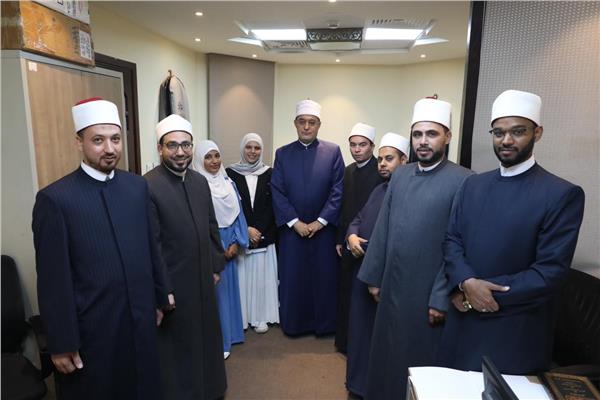 الدكتور نظير محمد عياد، مفتي الجمهورية مع باحثي الإدارة 