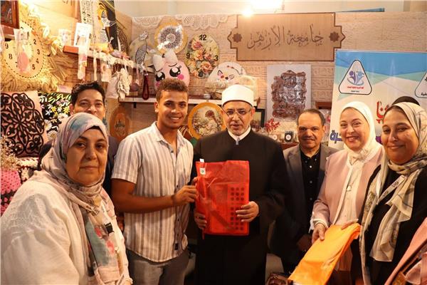 زيارة الدكتور سلامة جمعة داود لجناح جامعة الازهر