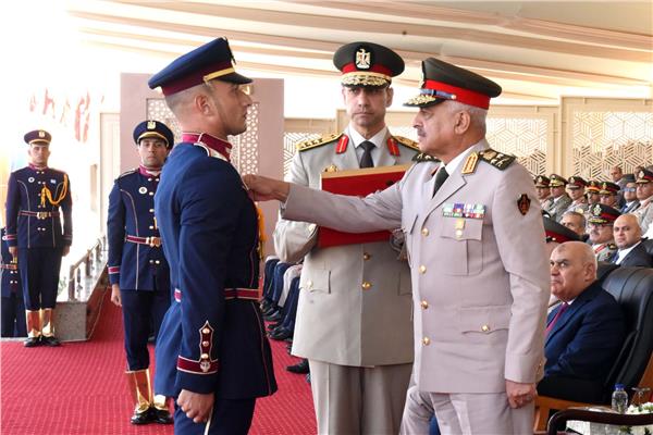 وزير الدفاع يشهد حفل تخرج دفعات جديدة من الكليات العسكرية 