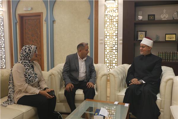 د. نظير عياد مفتي الجمهورية خلال لقائه مع محرري اللواء الإسلامي