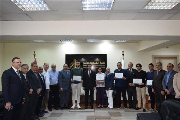 رئيس الجامعة خلال تفقده سير العملية التعليمية
