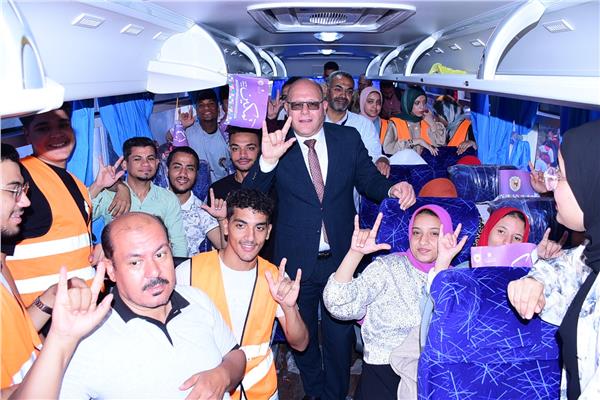 رئيس جامعة سوهاج وسط طلابه