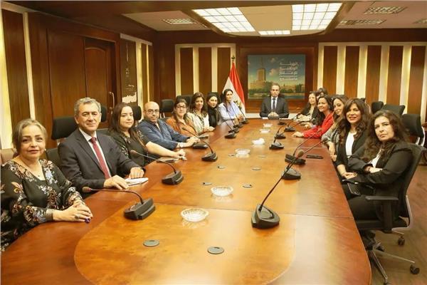 المسلماني أثناء لقائه أسرة قناة النيل الدولية