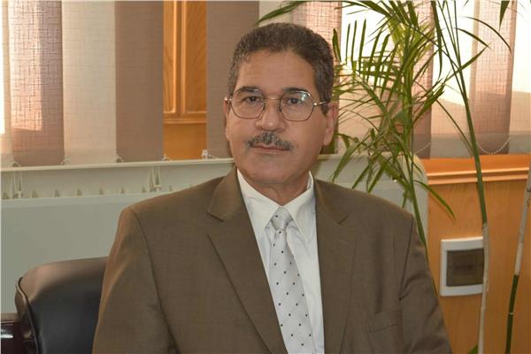 الدكتور عمر محافظ  عميد كلية الصيدلة بنين بأسيوط 
