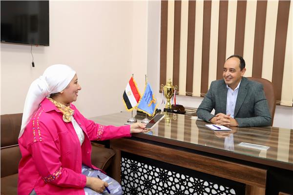 د.عمرو عثمان خلال حواره مع محررة اللواء الإسلامي 
