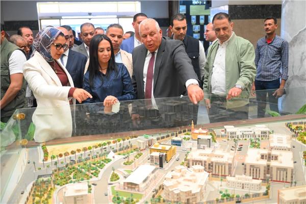 د.مايا مرسي خلال جولتها اليوم بمحافظة الوادي الجديد