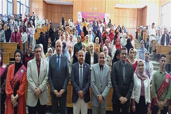 ندوات توعويه عن أهمية مشاركة الطلاب كقوة فاعلة في مكافحة الأمية