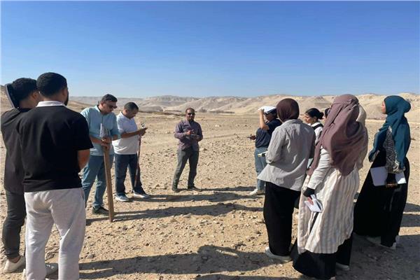 "كلية الآثار" تواصل زيارتها الميدانيه للتدريب العملي لطلابها بالتنقيبات الأثرية 