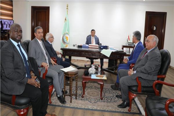 وزير الزراعة يجتمع  مع الأمين التنفيذي لمرصد الصحراء