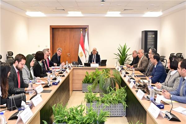 وزير الموارد المائية والري يلتقي ممثلي بنك الاستثمار الأوروبي 