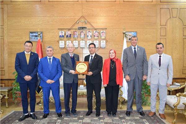 وفدًا من جامعة هونغ كونغ للتعليم بالصين 