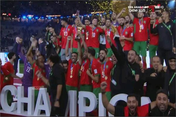 توج منتخب المغرب بكأس العرب في كرة القدم الخميس بفوزه على نظيره الأردني 3-2  في ملعب لوسيل في الدوحة