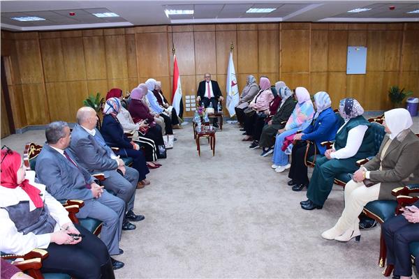 اجتماع رئيس جامعه سوهاج مع أعضاء لجنة قطاع التمريض