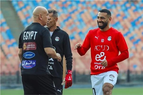 محمد صلاح وحسام حسن المدير الفنى للمنتخب