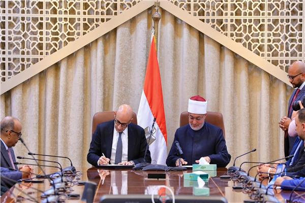 د. نظير محمد عياد، مفتي الديار المصرية، والسيد محمد عبد اللطيف وزير التربية والتعليم 