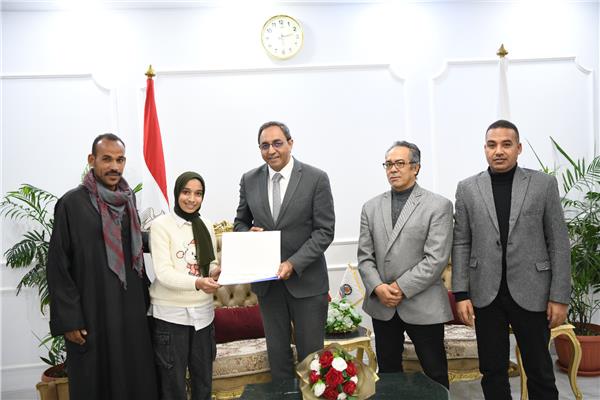 محافظ قنا اثناء تكريم الدارسة من ذوى الهمم