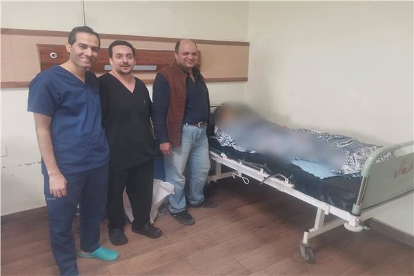 أطباء بجامعة أسيوط تعيد الرؤية لمريضة بعد استخراج جسم زجاجي بالعين