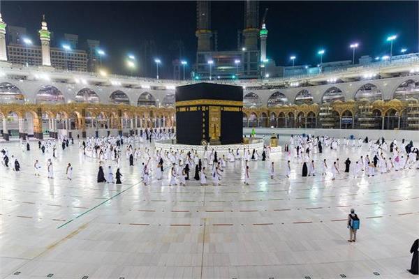 إداء العمرة ببيت الله الحرام