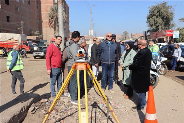 محافظ القليوبية اثناء جولة تفقدية 