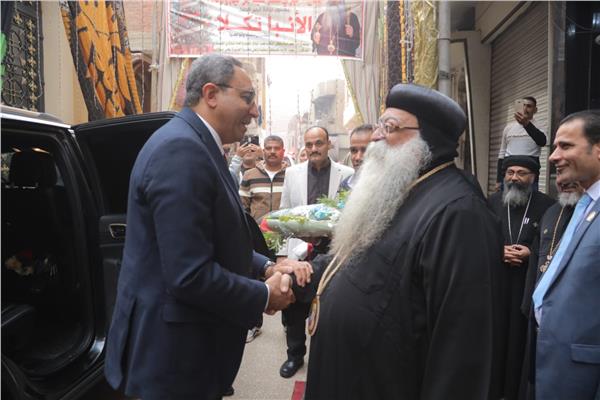 المحافظ أثناء تهنئة الأقباط