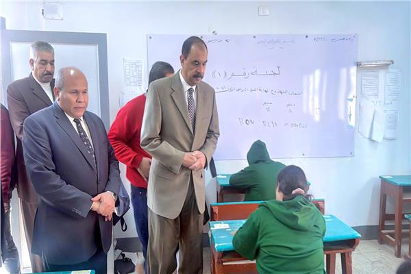 محافظ سوهاج اثناء تفقد اللجان