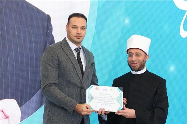 وزير الأوقاف يكرم الزميل محمد العيلة مدير تحرير اللواء الإسلامي 