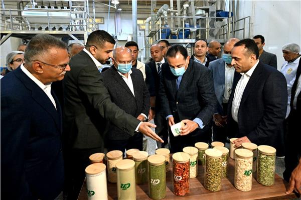 رئيس الوزراء من داخل مصنع تجفيف الحاصلات الزراعية