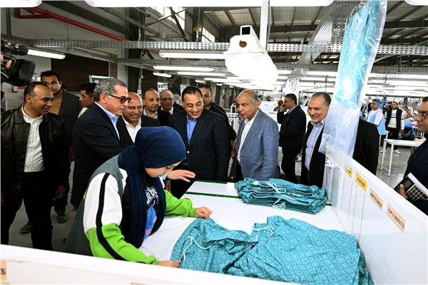 رئيس الوزراء اثناء تفقد مصنع الملابس