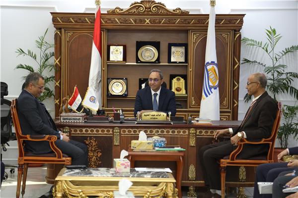 محافظ قنا 