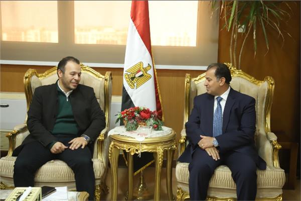 أثناء استقبال  الدكتور أحمد عكاوي رئيس جامعة قنا الدكتور محمد مصطفى مدير عام فرع جنوب الصعيد