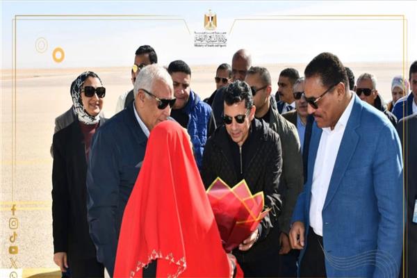 د.أشرف صبحي خلال زيارته للوادي الجديد
