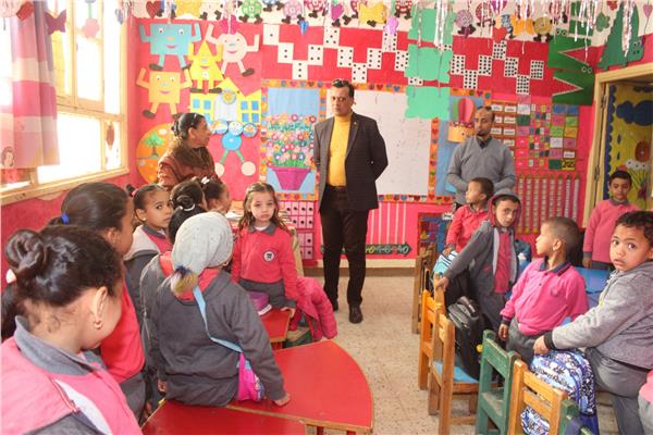 وكيل وزارة التربية والتعليم بسوهاج اثناء جولته 