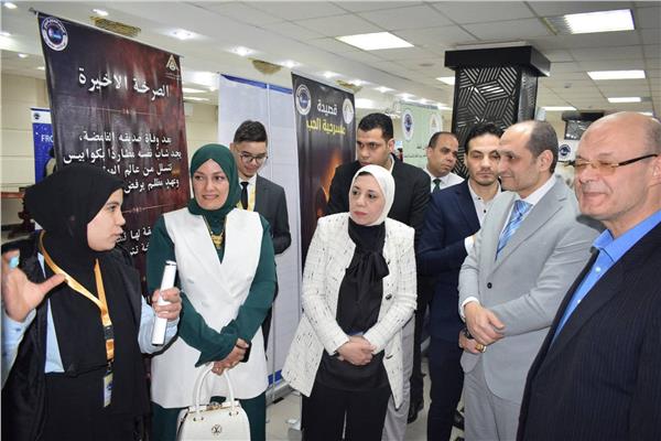 د. جيهان عبد الهادى خلال المعرض