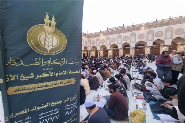 مسئولو بيت الزكاة والصدقات خلال مناقشتهم مبادرة إفطار صائم