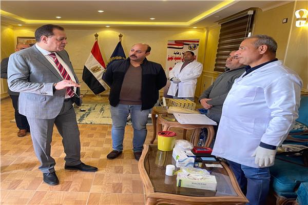 اللواء أحمد عزت مساعد الوزير مدير أمن الفيوم اثناء حملة التبرع بالدم 