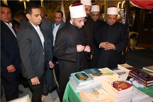 وزير الأوقاف خلال تفقد المعرض