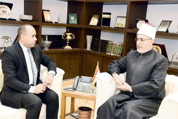  د. نظير عيَّاد مفتى الجمهورية مع محرر اللواء الإسلامي