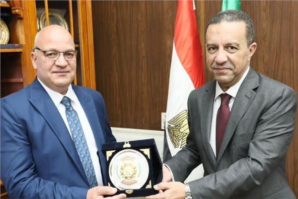 محافظ المنوفية يكرم وكيل وزارة الزراعة السابق ويهديه درع المحافظة  
